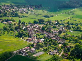 vue aérienne du village de Montjavoult dans l'Oise en France