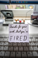 Kündigung mit einem Notizzettel auf einem Schreibtisch als Symbol für schlechte Kommunikation im Job