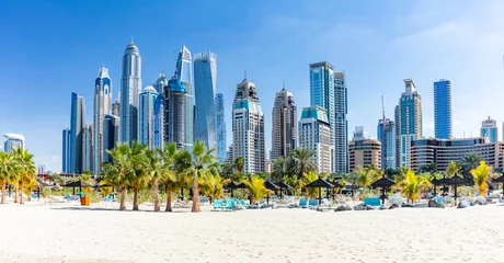 Papier Peint photo autocollant Dubai Plage de jumeirah de Dubaï avec des gratte-ciel de marina aux EAU
