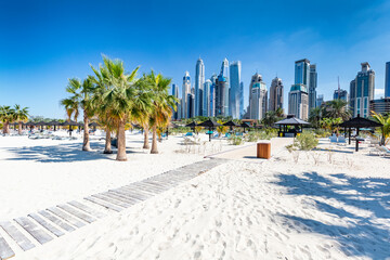 Jumeirah-strand in Dubai met jachthavenwolkenkrabbers in de VAE