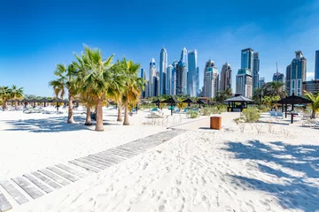 Deurstickers Dubai Jumeirah-strand in Dubai met jachthavenwolkenkrabbers in de VAE