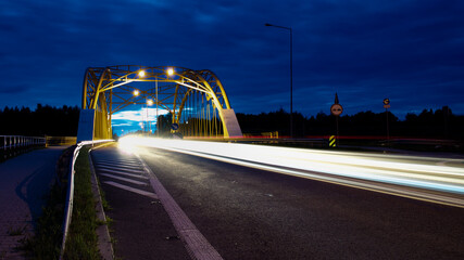 Most nad autostradą A1, Maszyna, światła auta