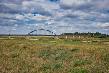 Fototapeta na wymiar Blick auf die Eisenbahn Brücke in Torgau an der Elbe, Sachsen, Deutschland 
