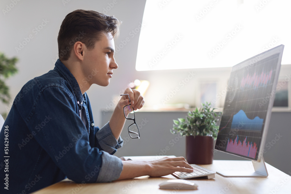 Aufkleber financial analytics. millennial male entrepreneur working with computer in office