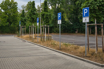 Schild Behindertenparkplatz, Parkplatz für Behinderte, Leipzig, Sachsen, Deutschland