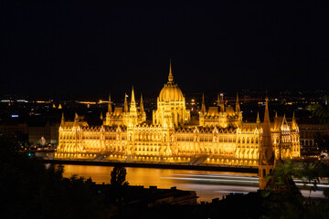 Obraz premium hungary Budapest twilight at Danube River with lit up Hungarian Parliament building