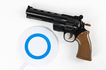 玩具の銃とマル記号