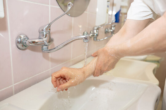 The doctor washes his hands thoroughly before the operation.