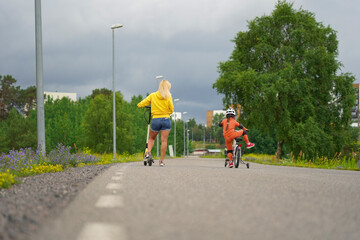 Obraz premium Mom and daughter riding a bicycle