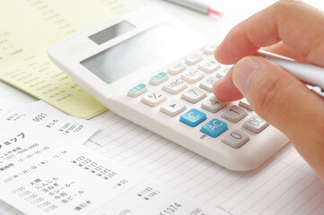 電卓で食費の計算をする人の手元