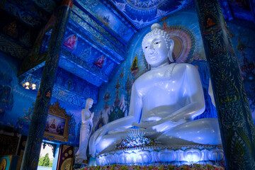 Gran estatua de buda del templo azul, en la ciudad de Chiang Rai, Tailandia - obrazy, fototapety, plakaty