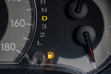 自動車のガソリン残量警告灯