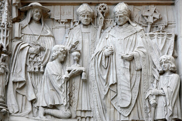 Fototapeta na wymiar Statue on the wall of the London Supreme Court