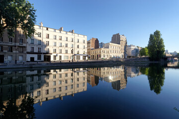 Canal Sain-Martin in the 10th arrondissement of Paris city - obrazy, fototapety, plakaty