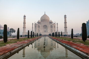 Obraz premium View at the Taj Mahal in Agra, Uttar Pradesh, India, Asia