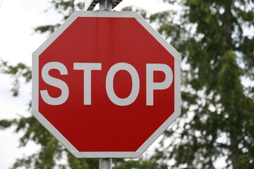 Stoppschild - Verkehrsschild - anhalten - stoppen