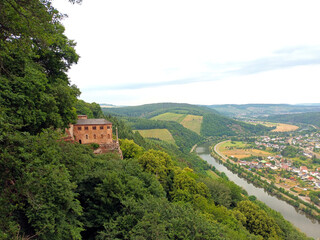 Das Landesdenkmal Klause bei Kastel-Staadt im Landkreis Trier-Saarburg mit Blick über das Saartal,...