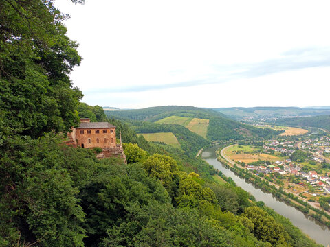 Das Landesdenkmal Klause bei Kastel-Staadt im Landkreis Trier-Saarburg mit Blick &uuml;ber das Saartal, die Saar und den Ort Serrig.