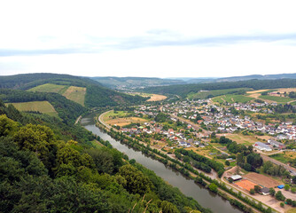  Blick über das Saartal, die Saar und den Ort Serrig von einem Aussichtspunkt bei Kastel-Staadt im...