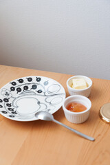 空っぽ　お皿　ジャム　バター　テーブル　余白　背景素材　食べ終わり　コピースペース　ホワイトスペース　