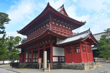Fototapeta na wymiar 7月の朝に歩く京都市妙心寺の雄大な三門