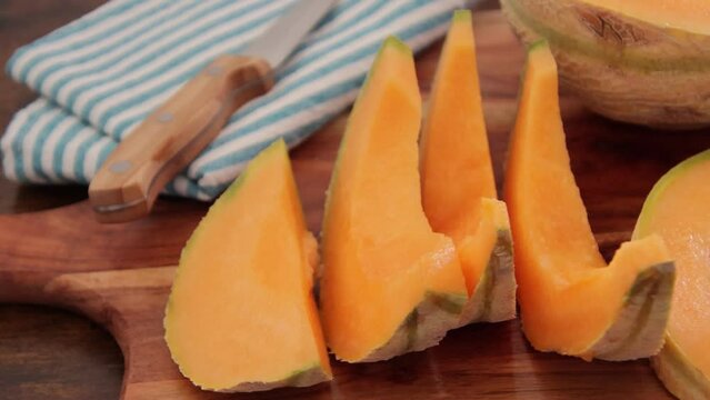 tranches de melon en gros plan sur une planche &agrave; d&eacute;couper