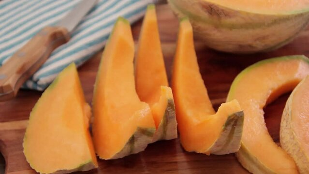 tranches de melon en gros plan sur une planche &agrave; d&eacute;couper