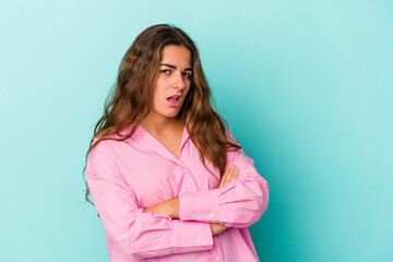 Obraz premium Young caucasian woman isolated on blue background who is bored, fatigued and need a relax day.