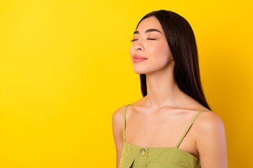 Obraz premium Photo fo adorable satisfied young person closed eyes imagine empty space isolated on yellow color background