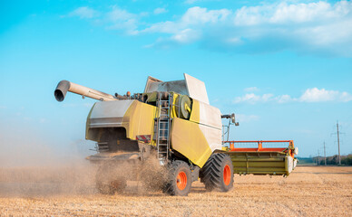 Obraz premium Combine in the field harvests wheat. Export and import of wheat. World food crisis.
