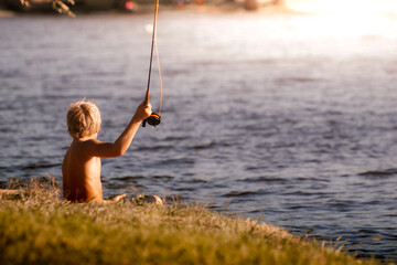 Niño con caña de pescar