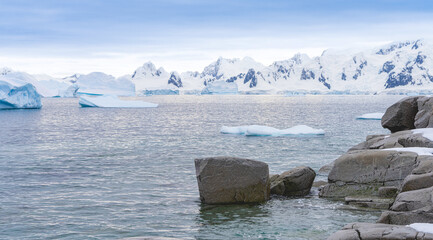 antarktische Eisberg Landschaft bei Portal Point welches am Zugang zu Charlotte Bay auf der Reclus...