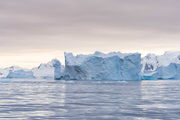 Fototapeta na wymiar antarktische Eisberg Landschaft bei Portal Point welches am Zugang zu Charlotte Bay auf der Reclus Halbinsel, an der Westküste von Graham Land liegt.