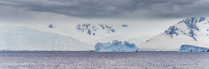 antarktische Eisberg Landschaft in der Cierva Cove - ein tiefer Meeresarm an der Westseite der Antarktischen Halbinsel, umringt von rauen Bergen und dramatischen Gletscherfronten. © stylefoto24