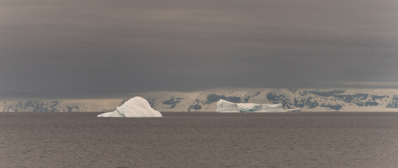 Fototapeta na wymiar antarktische Eisberg Landschaft bei Portal Point welches am Zugang zu Charlotte Bay auf der Reclus Halbinsel, an der Westküste von Graham Land liegt.