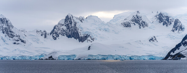 antarktische Eisberg Landschaft bei Portal Point welches am Zugang zu Charlotte Bay auf der Reclus...