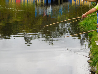 Personas pescando reflejo de agua