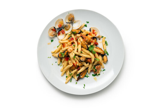 Piatto di deliziose trofie con vongole e cozze, cibo italiano