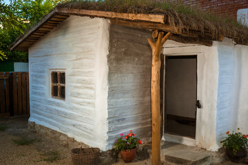 Fototapeta na wymiar ancient Ukrainian Cossack hut national traditional village house