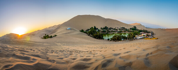 vista panorámica de Oasis de Huacachina de al atardecer -  Huacachina, dunas de Ica, Perú