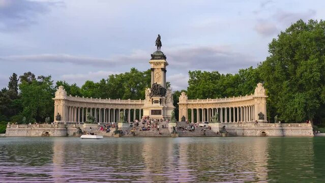 Timelapse of the Alfonso XII Monument and Lake in Parque del Retiro