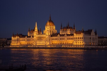 Fototapeta na wymiar Bâtiment Du Parlement Hongrois Danube Imeuble