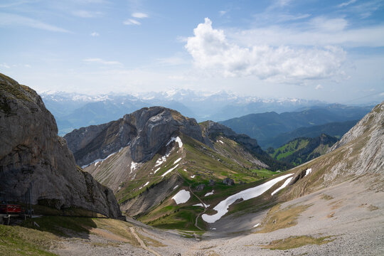 Blick auf die Bergspitzen der Nachbarberge mit Wolken