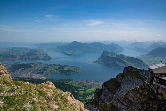 Schweizer Panoramablick vom Berg ins Tal mit See