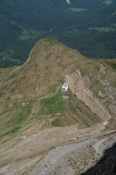 Blick ins Tal mit Kirche am Abgrund