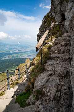 Weg am Berg mit Blick ins Tal