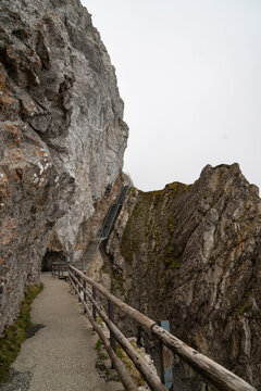 Weg im Berg, Nebelig, Struktur