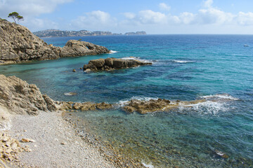 Fototapeta na wymiar Coastal cliffs and turquoise sea water in coastline of Peguera