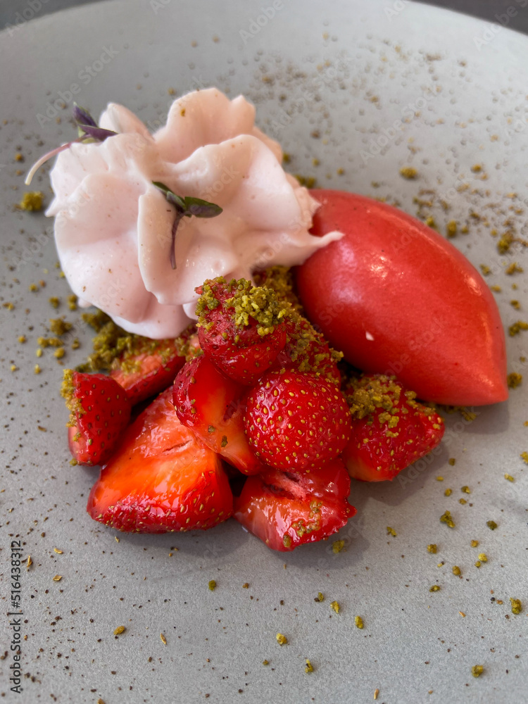 Poster Glace à la fraise, crème et crumble de pistache