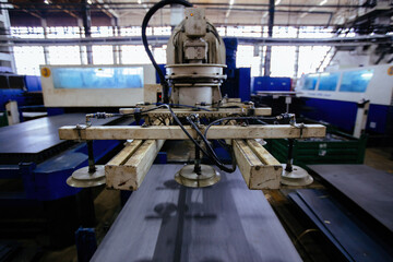 Mechanical vacuum lifter. Loading unit of cutting machine
